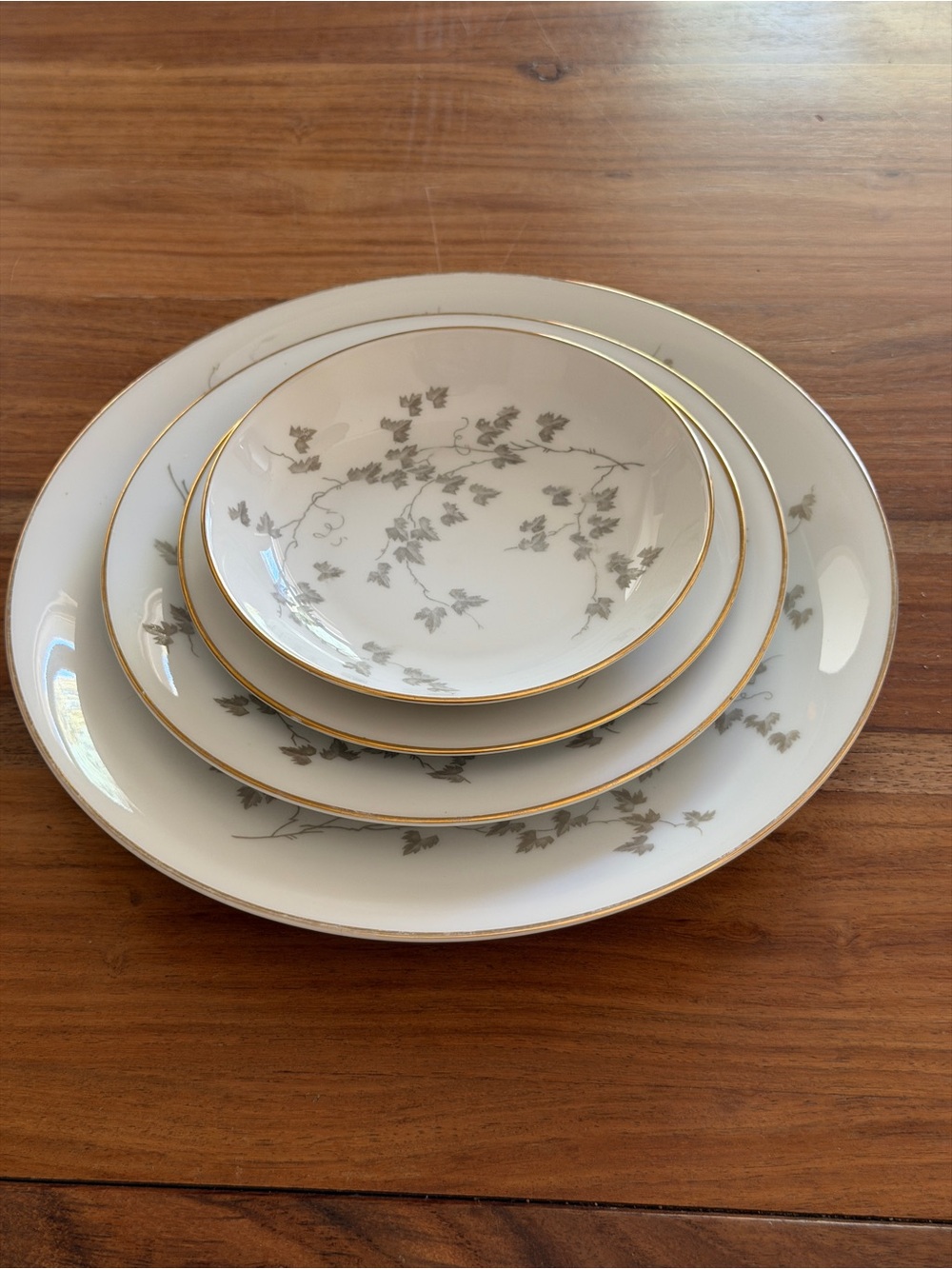 4 Piece Place setting - Windblown by Heinrich H&C